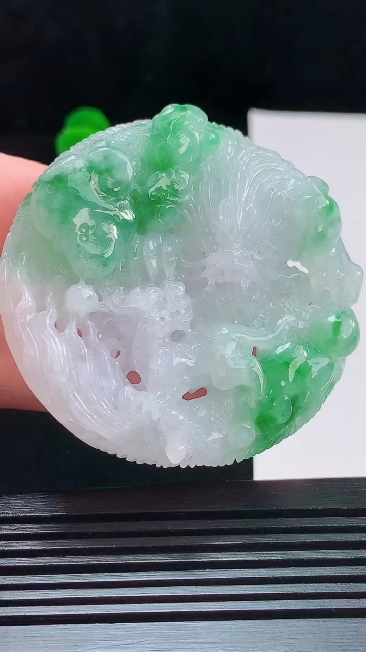 天然A货翡翠龙牌吊坠，尺寸49.9-10.4重量:50g
8月27日