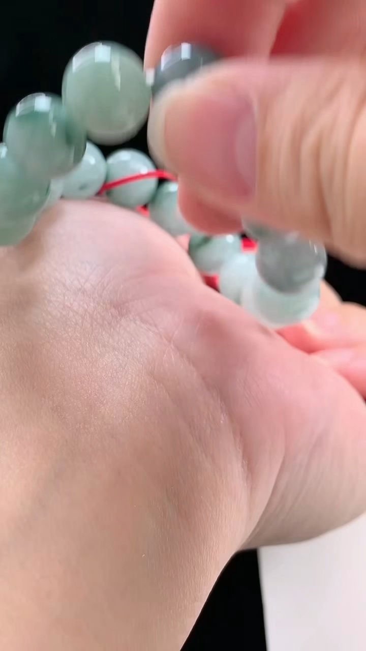 天然A货翡翠飘花圆珠手串，尺寸11.3-17重量:44.59g8月27日
工厂直销收藏佳品,种好水足，色泽均匀，有种有色，上手高大气！
