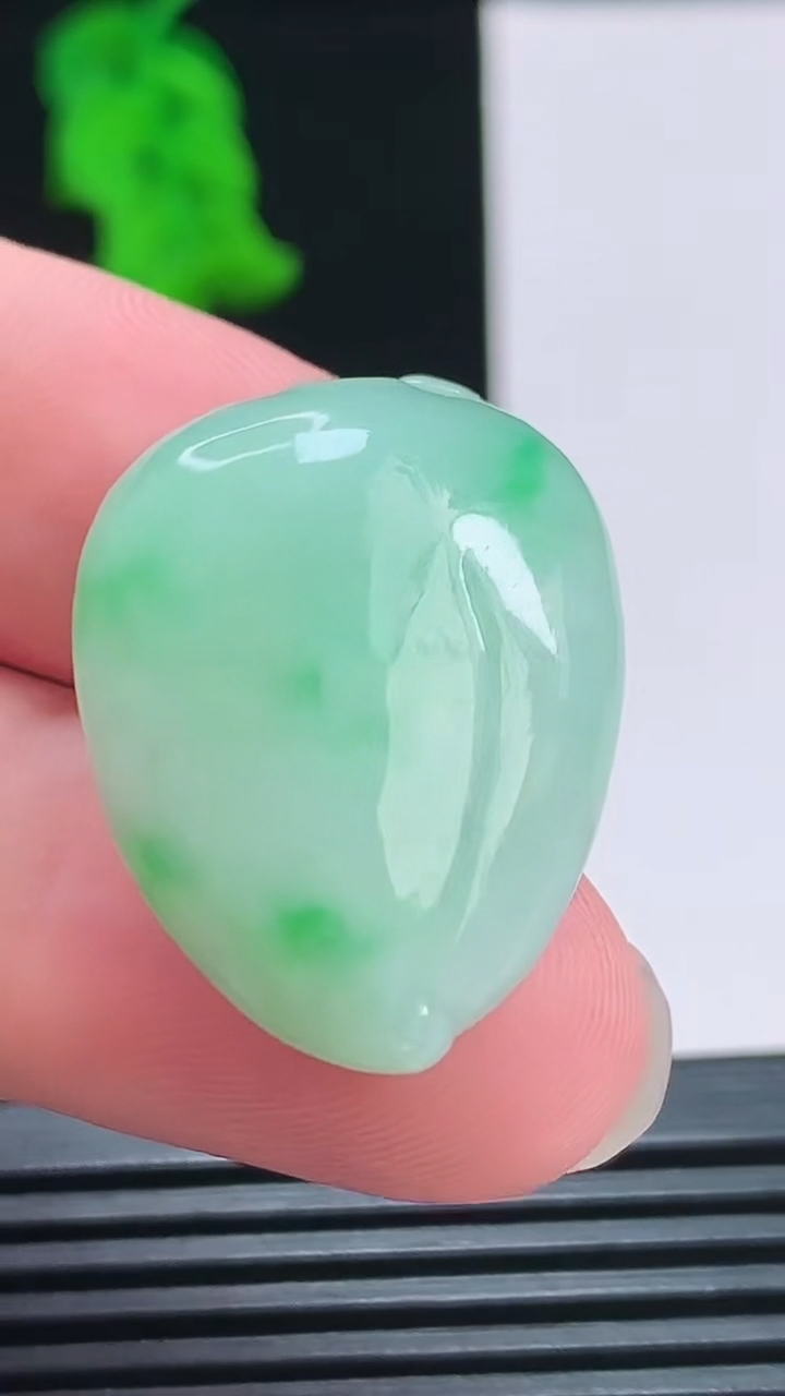 天然A货翡翠寿桃吊坠，尺寸29-20.9-11.7重量:11.31g
8月27日
