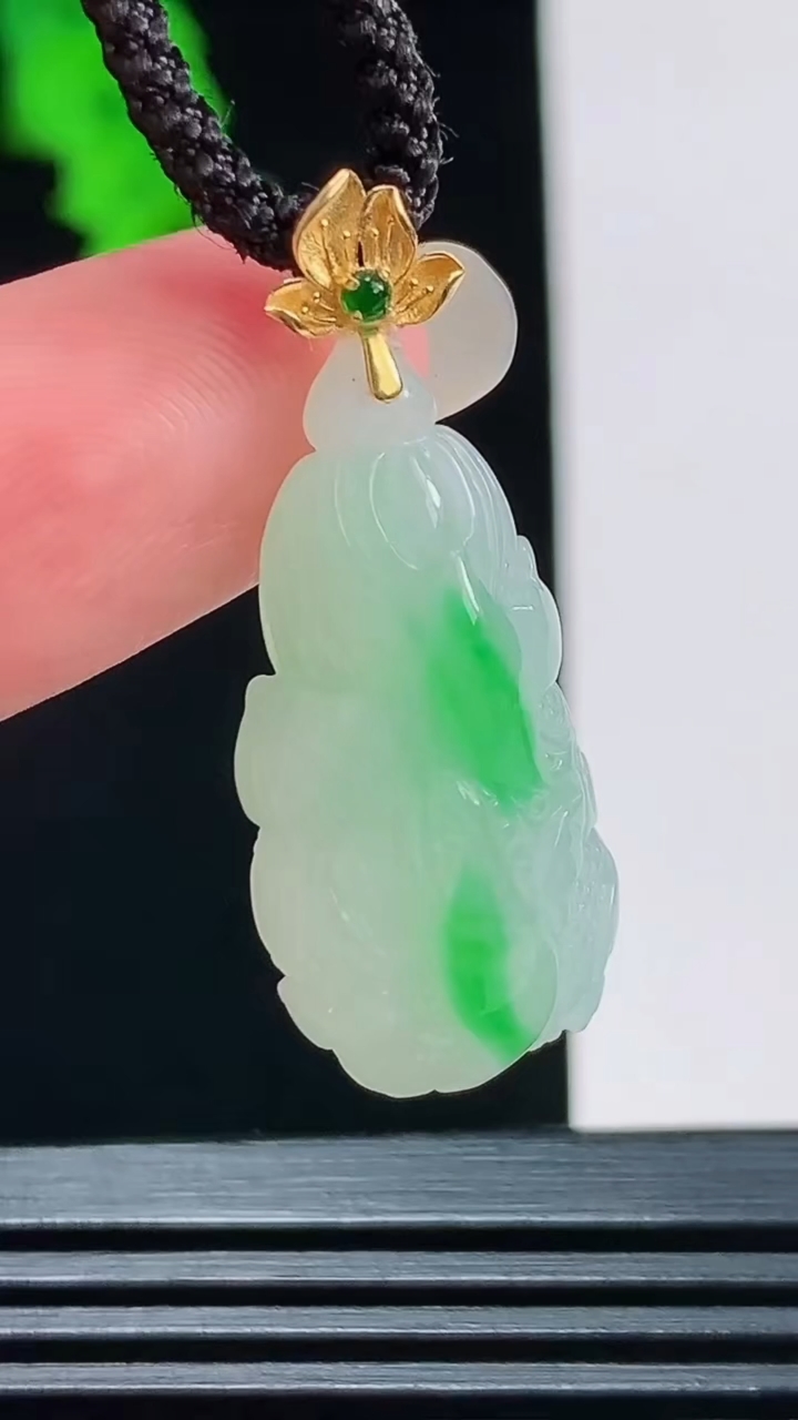天然A货翡翠白菜吊坠，尺寸28.1-14-8.8重量:5.38g
8月27日