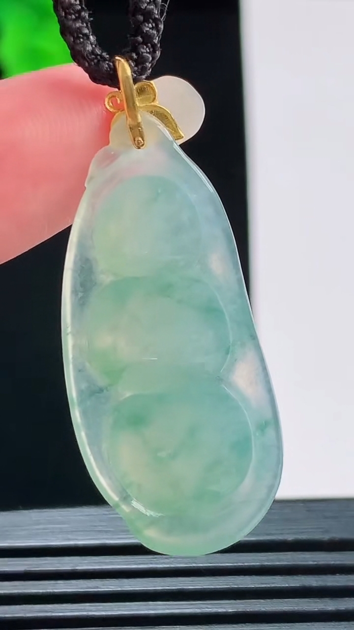 天然A货翡翠种飘花福豆吊坠，尺寸38-17.2-5.8重量:5.65g
8月27日