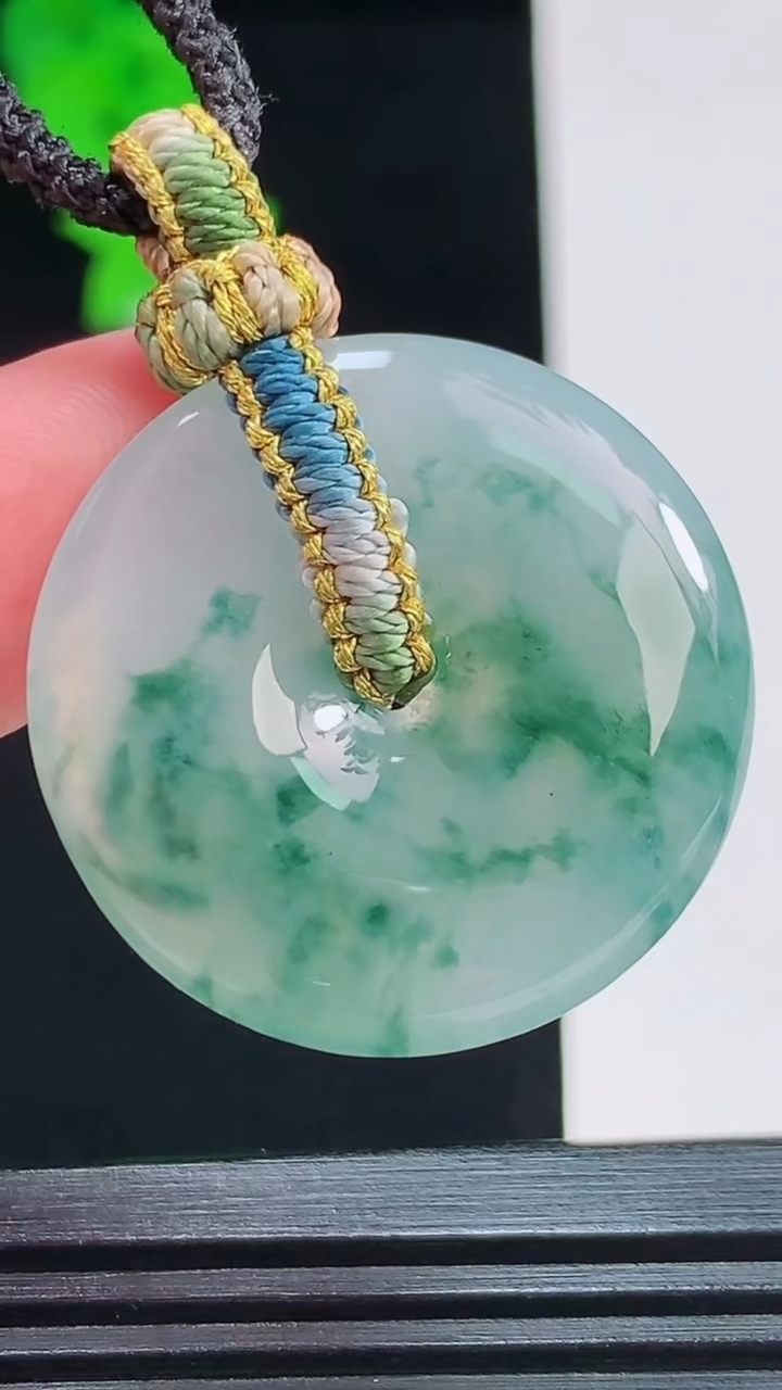 天然A货翡翠冰种飘花平安扣吊坠，尺寸28.8-6重量:9.79g
8月27日