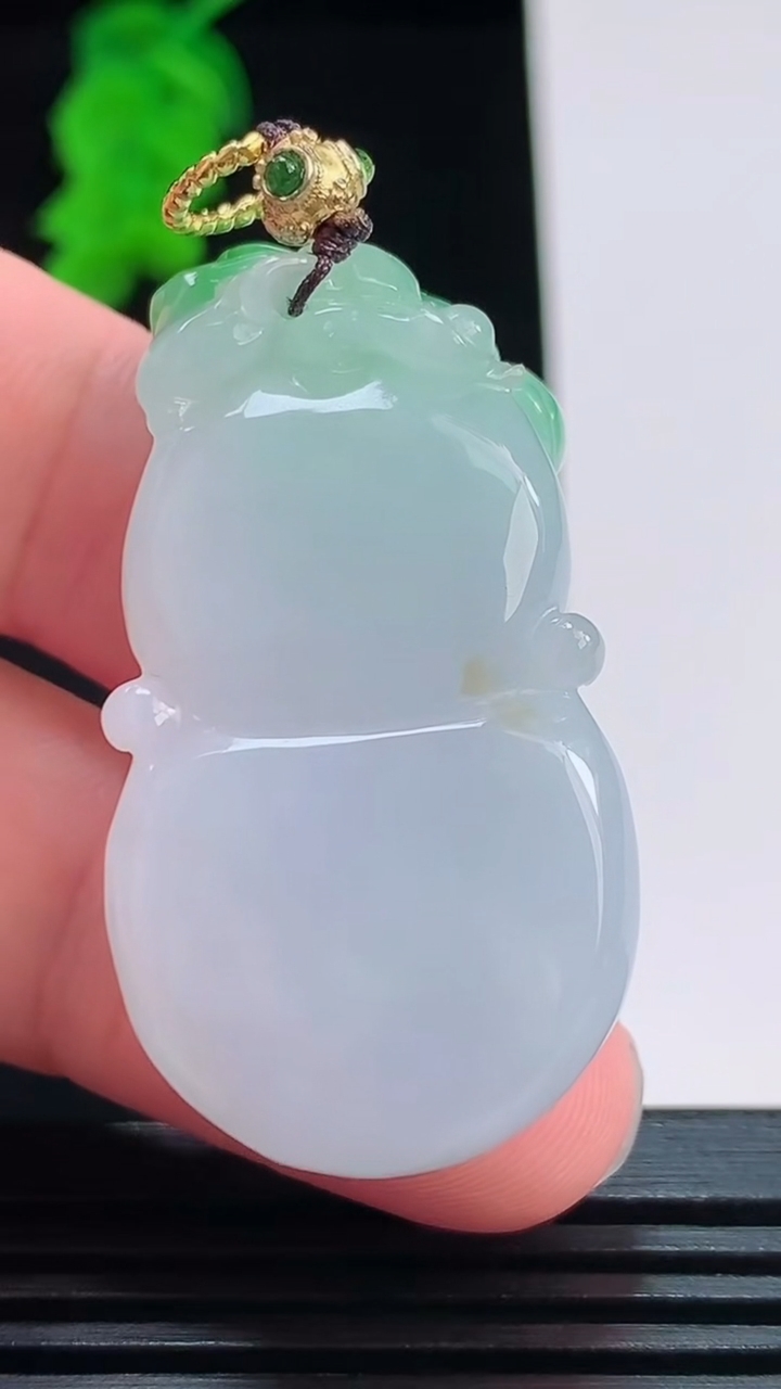 天然A货翡翠葫芦吊坠，尺寸41.9-23.1-14.3重量:27.14g
8月27日