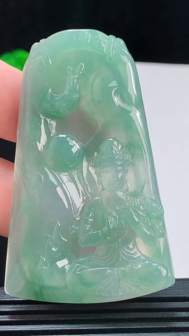 天然A货翡翠大势至观音菩萨吊坠，尺寸65.8-40.1-5.6重量:25.40g
8月27日