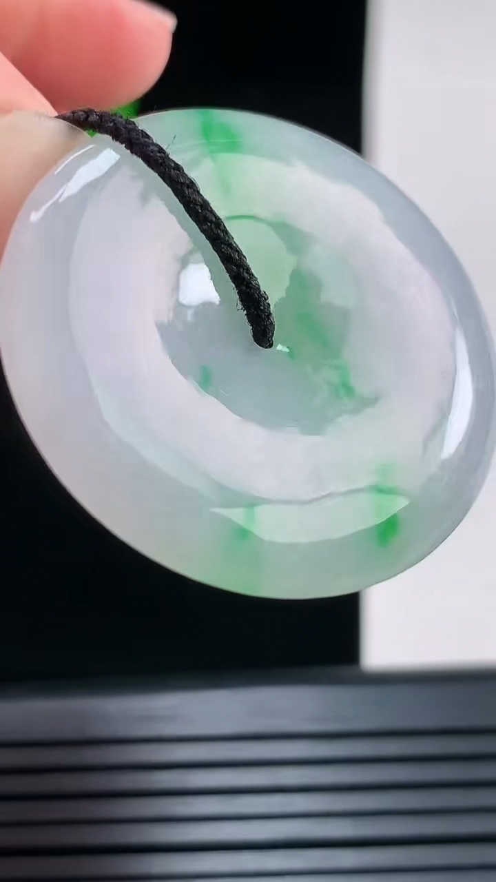 天然A货翡翠平安扣吊坠，尺寸34.2-5.6重量:14.17g
8月27日