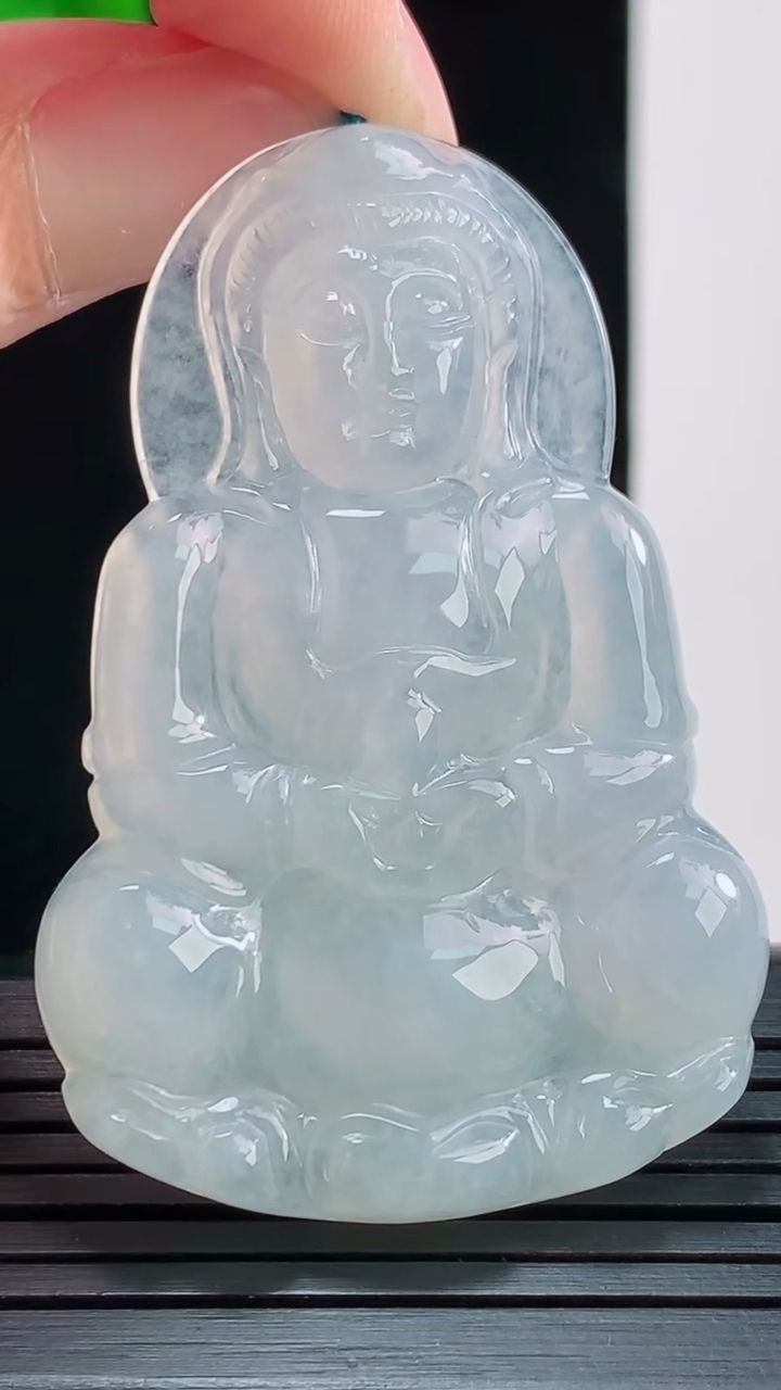 天然A货翡翠正装观音菩萨吊坠，尺寸51.4-34.1-5.3重量:15.38g
8月27日