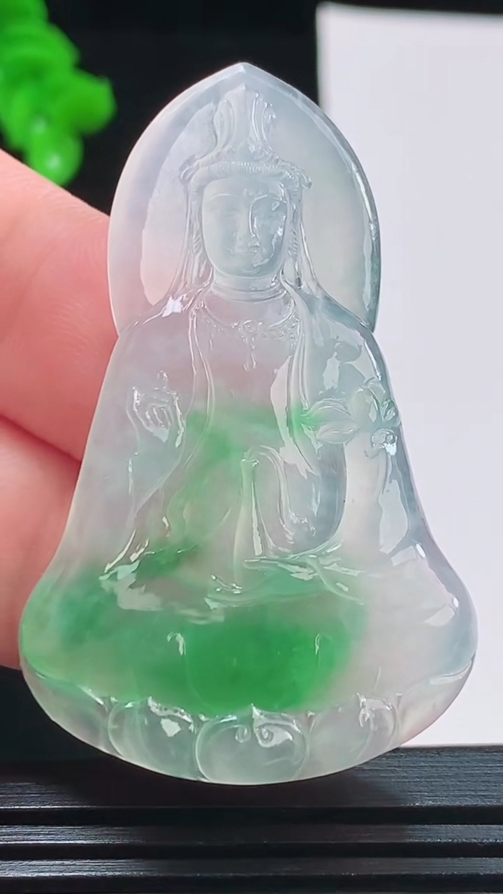 天然A货翡翠观音菩萨镶嵌件，尺寸50.2-31.3-3.5重量:9.92g
8月27日