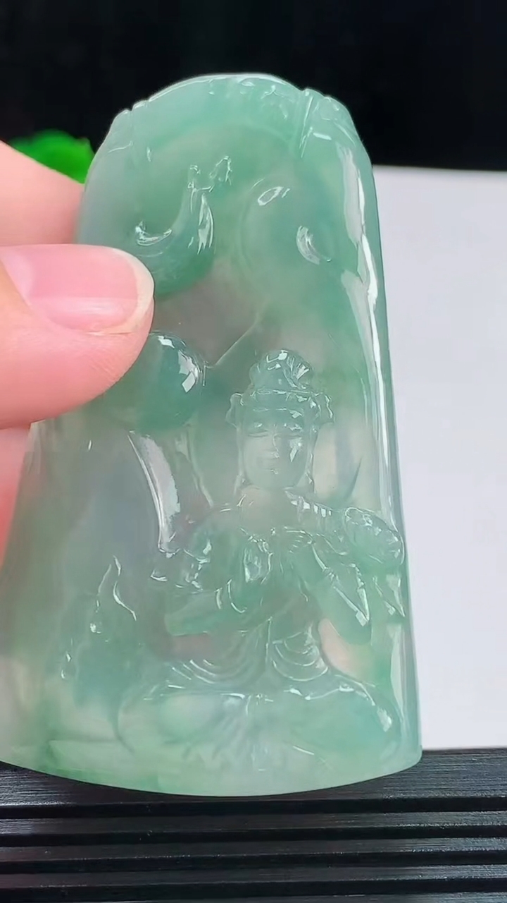 天然A货翡翠大势至观音菩萨吊坠，尺寸65.8-40.1-5.6重量:25.40g
8月27日