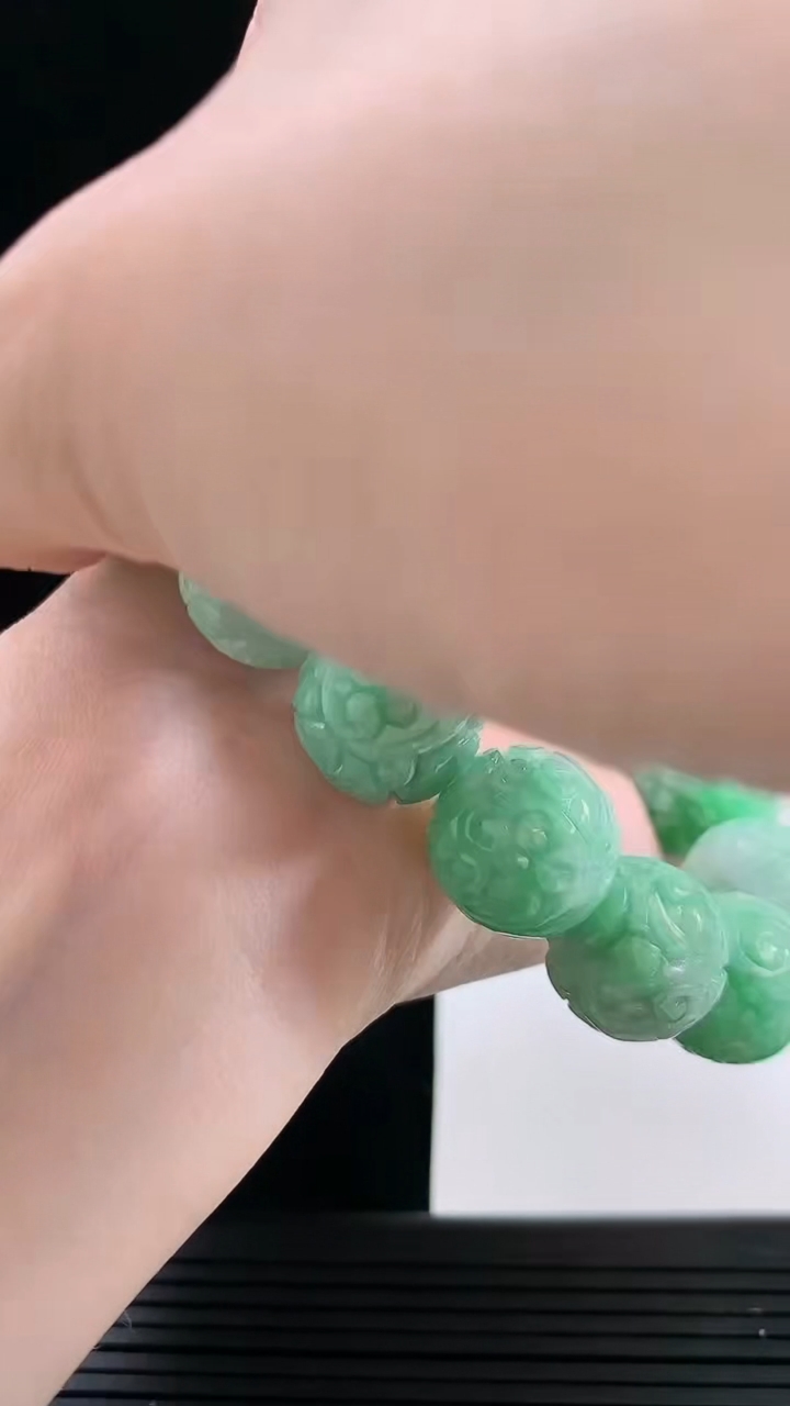 天然A货翡翠雕花圆珠手串，尺寸15.2-14重量:79.69g8月27日
工厂直销收藏佳品,种好水足，色泽均匀，有种有色，上手高大气！