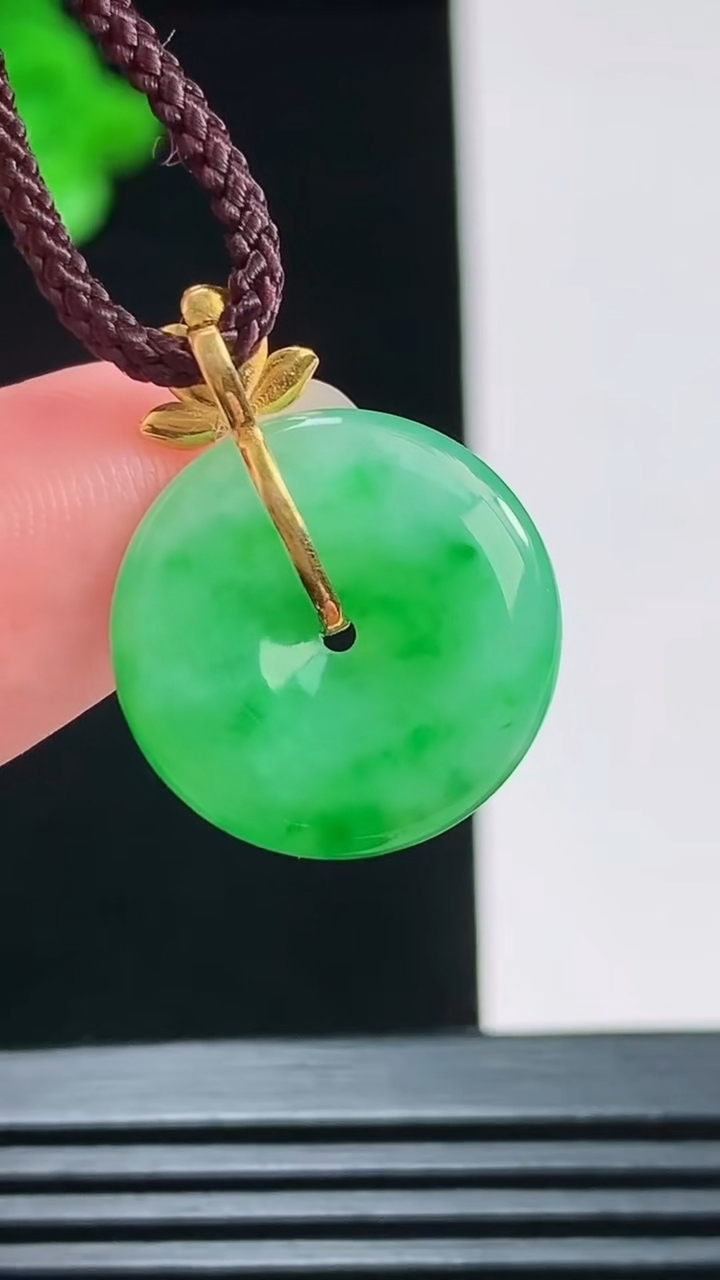 天然A货翡翠平安扣吊坠，尺寸17.1-4.1重量:2.25g
8月27日