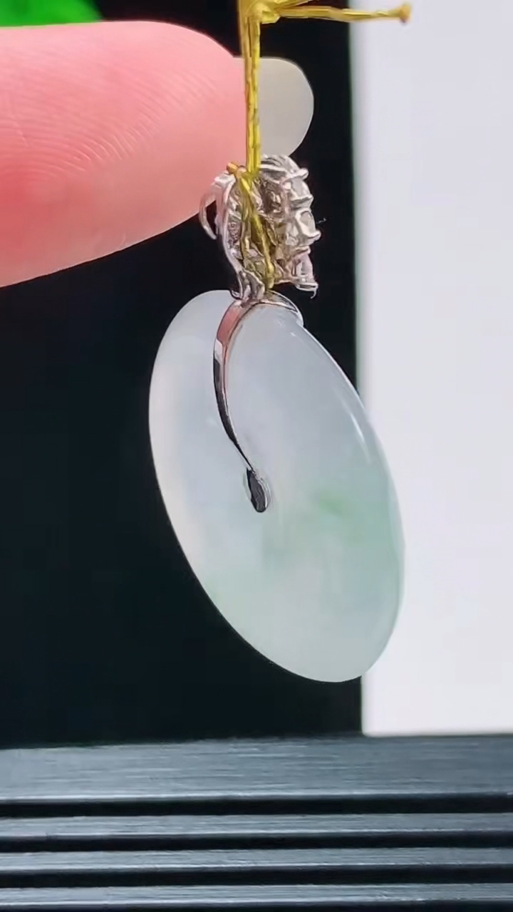 天然A货翡翠种飘花平安扣吊坠，尺寸22.5-4.8重量:5.62g
8月27日