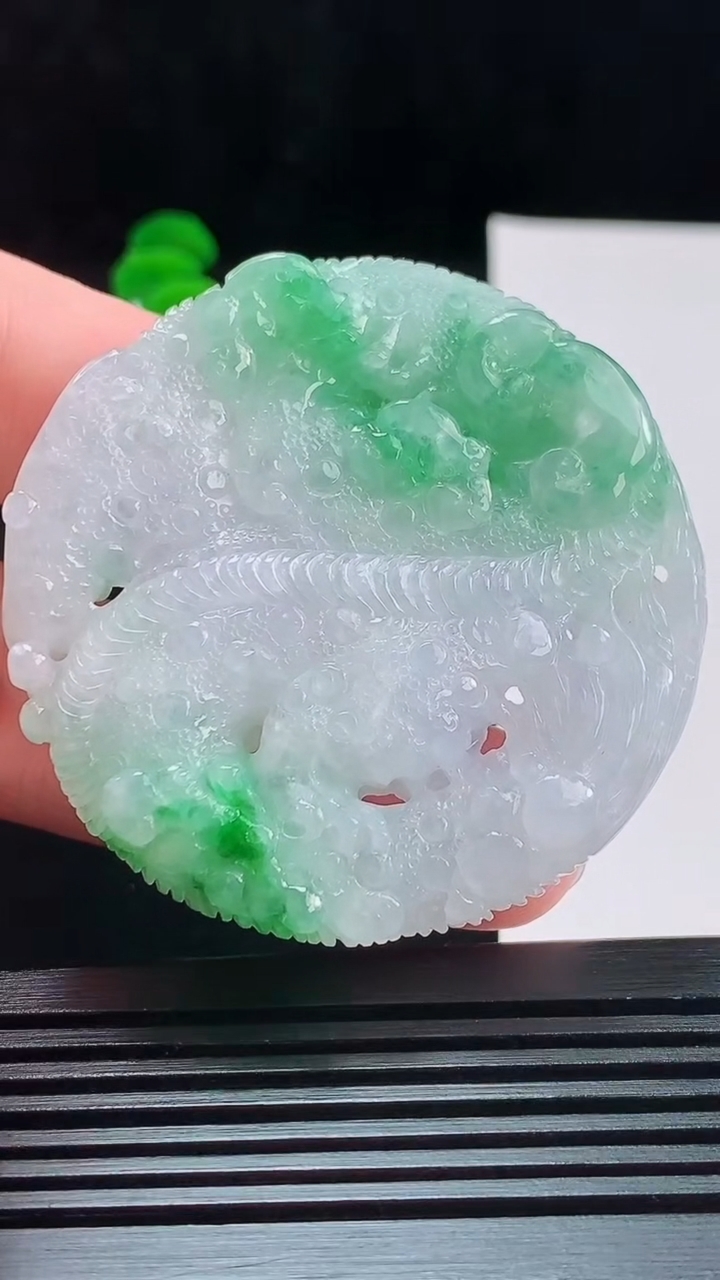 天然A货翡翠龙牌吊坠，尺寸49.9-10.4重量:50g
8月27日
