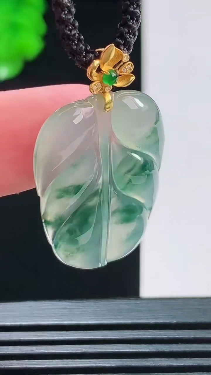 天然A货翡翠种飘花金枝玉叶 叶子吊坠，尺寸27.4-19.4-3.7重量:3.89g
8月27日