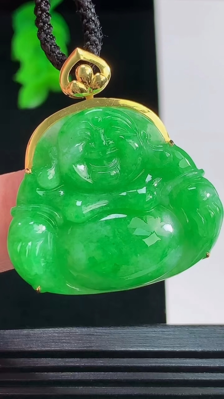 天然A货翡翠佛公吊坠，尺寸36.4-32.7-9.9裸石27.6-32.6重量:10.00g
8月2