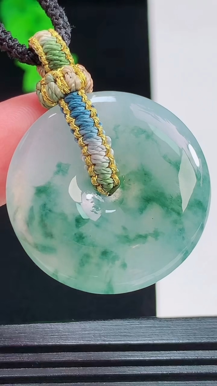 天然A货翡翠冰种飘花平安扣吊坠，尺寸28.8-6重量:9.79g
8月27日