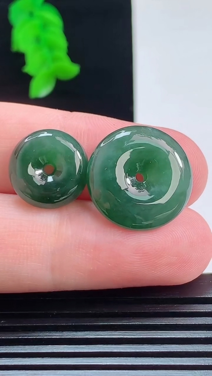 天然A货翡翠平安扣吊坠一对，尺寸18.5-5.2-14-5重量:5.66g
8月27日