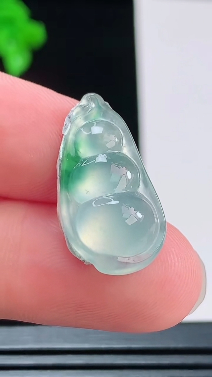 天然A货翡翠福豆镶嵌件，尺寸24.3-12.7-5.6重量:2.00g
8月27日