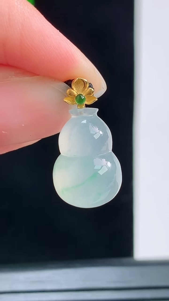 天然A货翡翠葫芦吊坠，尺寸14.4-10.1-6重量:1.55g
8月27日