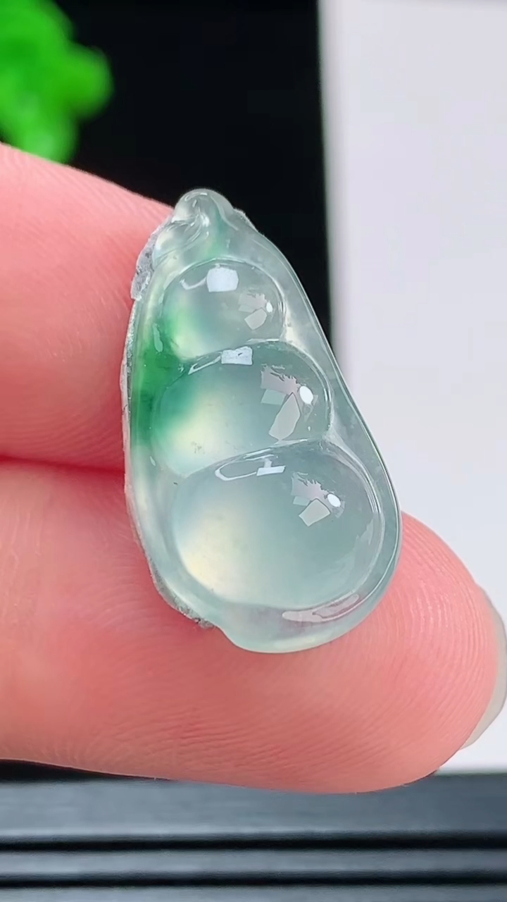 天然A货翡翠福豆镶嵌件，尺寸24.3-12.7-5.6重量:2.00g
8月27日