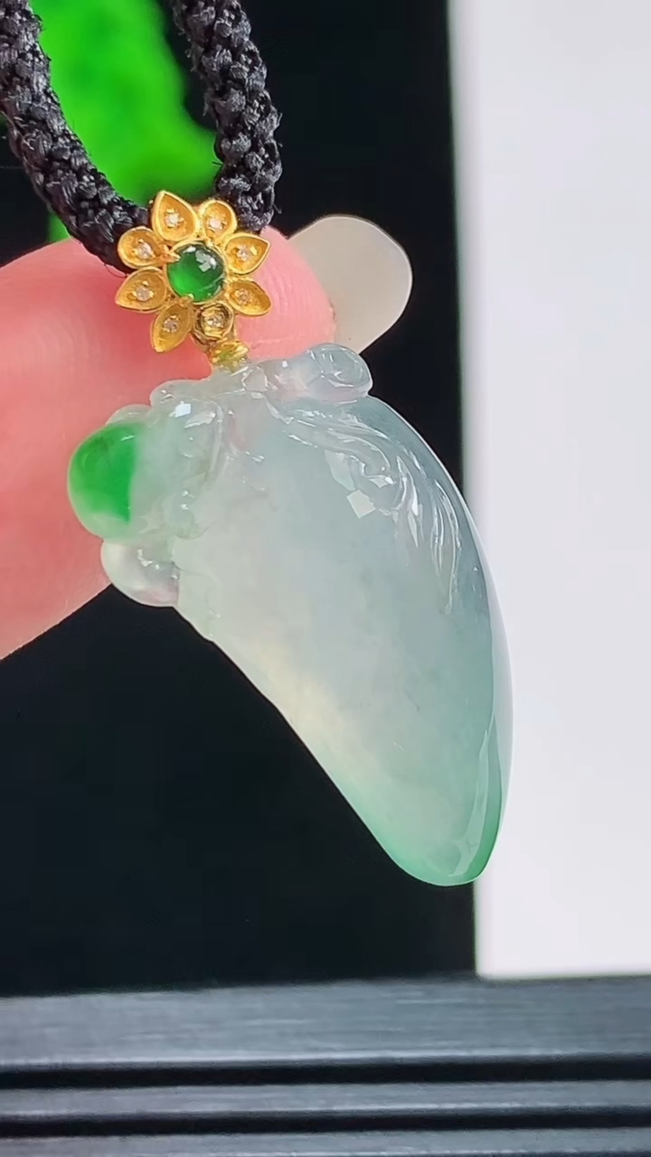 天然A货翡翠福瓜吊坠，尺寸22.4-12.9-7.1重量:3.35g
8月27日