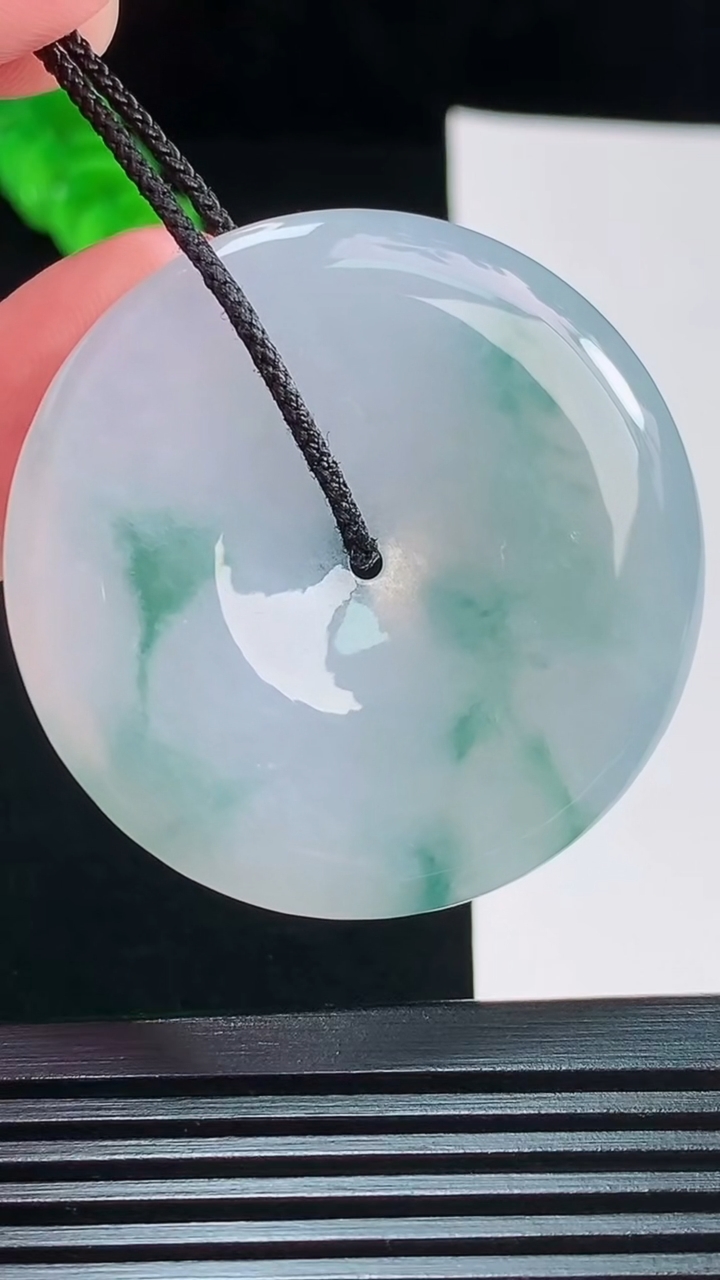 天然A货翡翠冰种飘花平安扣吊坠，尺寸43.2-6重量:22.98g
8月27日