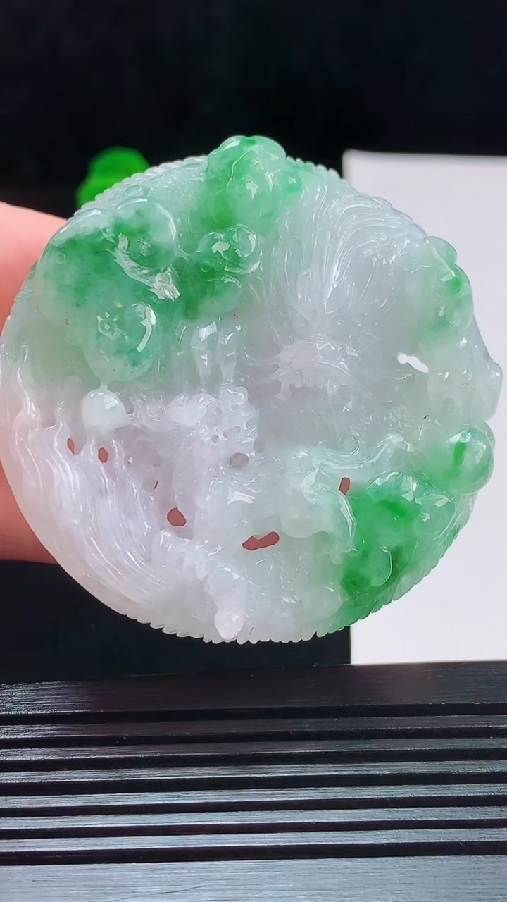 天然A货翡翠龙牌吊坠，尺寸49.9-10.4重量:50g
8月27日