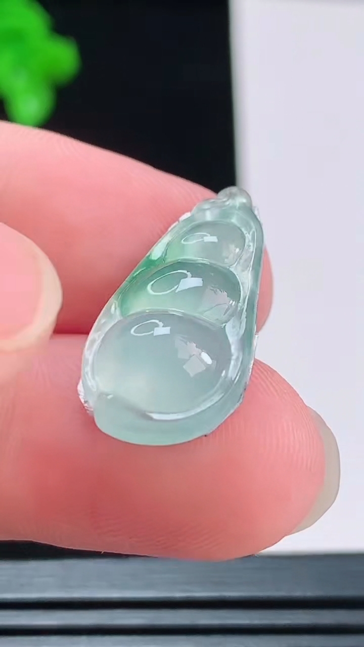 天然A货翡翠福豆镶嵌件，尺寸24.3-12.7-5.6重量:2.00g
8月27日