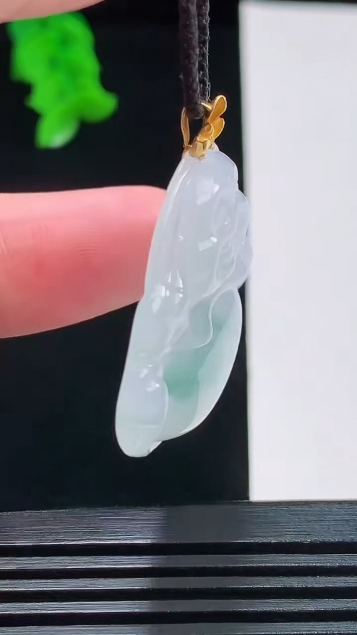 天然A货翡翠种飘花佛公吊坠，尺寸31.3-34.1-6重量:9.64g
8月27日