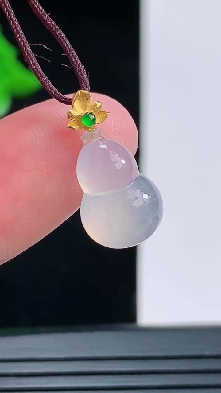 天然A货翡翠种白冰葫芦吊坠，尺寸11.3-9-5重量:1.00g
8月27日