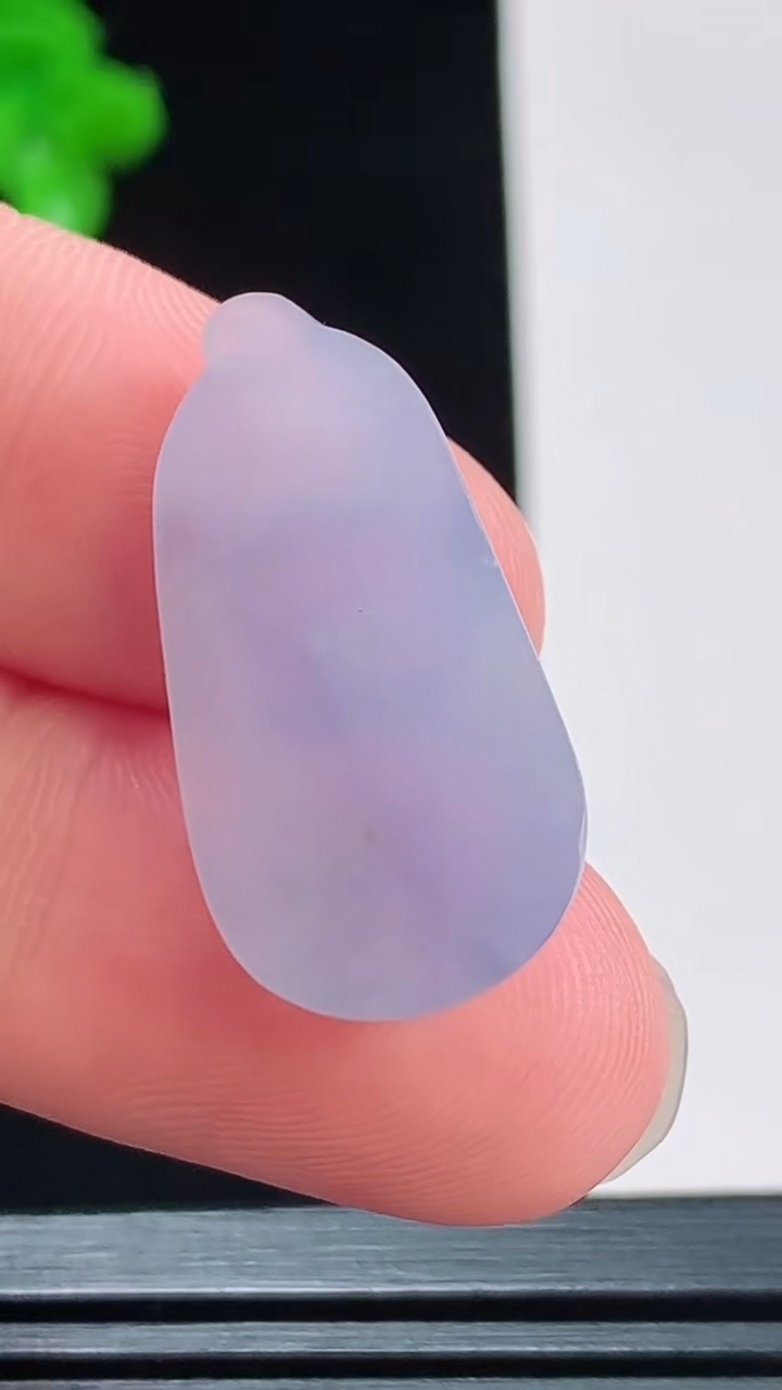 天然A货翡翠冰种紫罗兰福豆镶嵌件，尺寸27-14-5.2重量:3.58g
8月27日