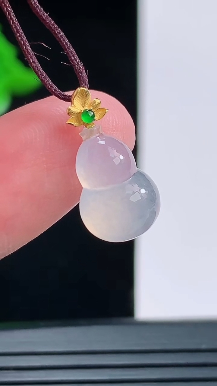 天然A货翡翠种白冰葫芦吊坠，尺寸11.3-9-5重量:1.00g
8月27日