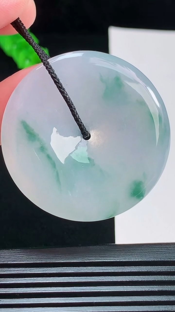 天然A货翡翠冰种飘花平安扣吊坠，尺寸43.2-6重量:22.98g
8月27日