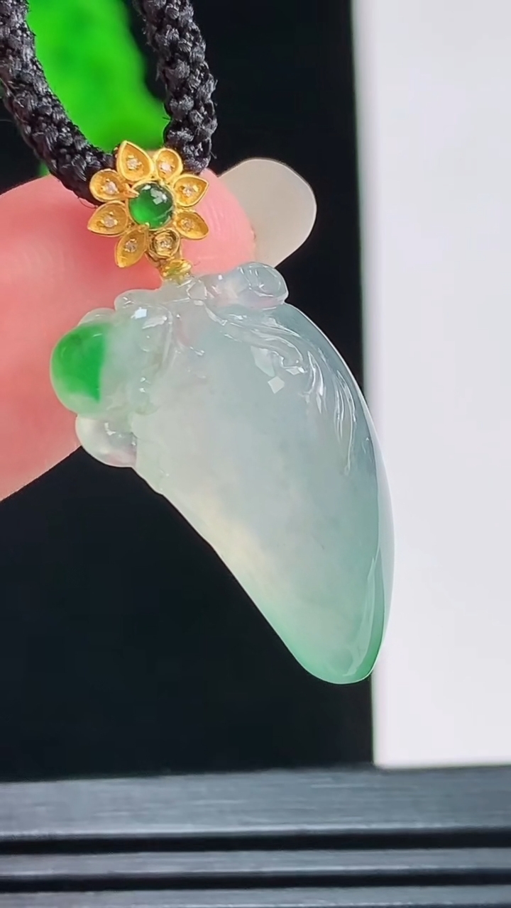 天然A货翡翠福瓜吊坠，尺寸22.4-12.9-7.1重量:3.35g
8月27日