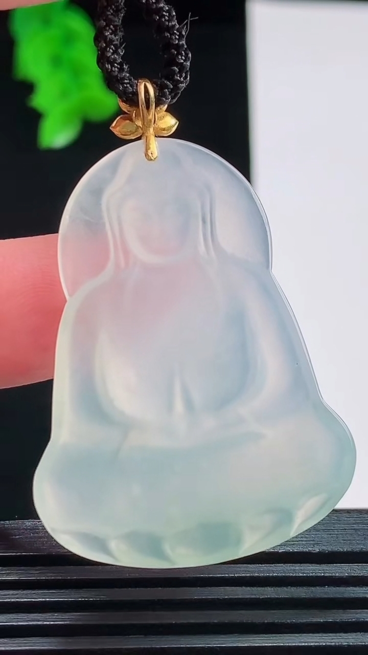 天然A货翡翠观音菩萨吊坠，尺寸39.8-30.6-3.7重量:8.47g
8月27日