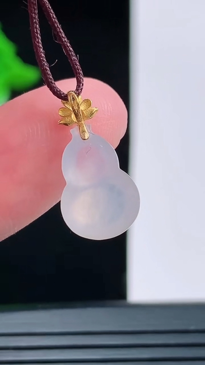 天然A货翡翠种白冰葫芦吊坠，尺寸11.3-9-5重量:1.00g
8月27日