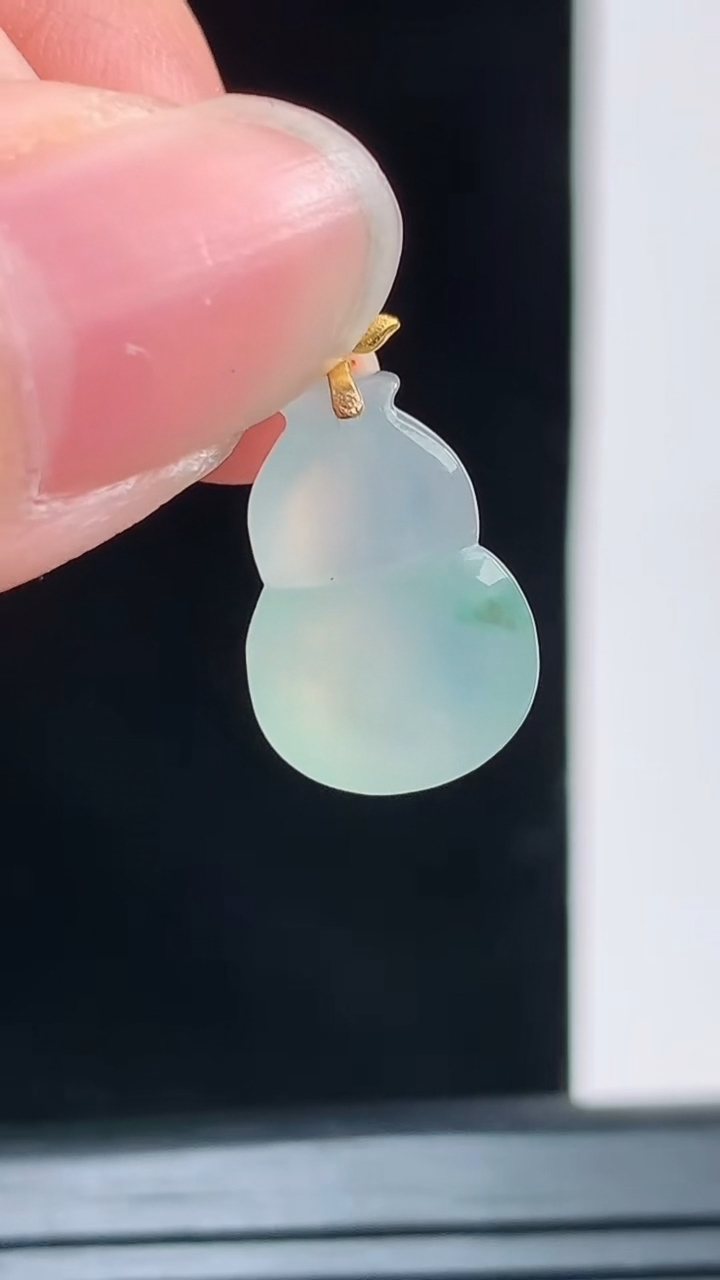 天然A货翡翠葫芦吊坠，尺寸14.4-10.1-6重量:1.55g
8月27日