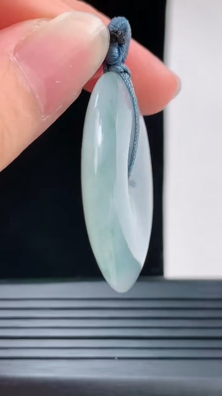 天然A货翡翠冰种飘花平安扣吊坠，尺寸34.2-5.6重量:13.57g
8月27日