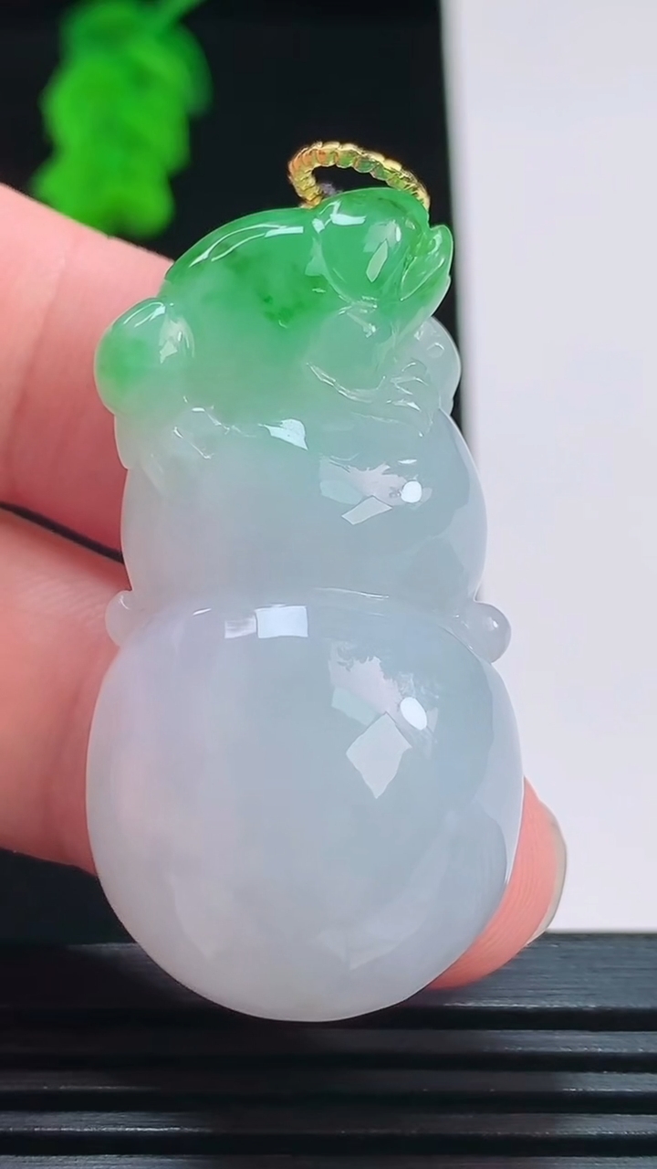 天然A货翡翠葫芦吊坠，尺寸41.9-23.1-14.3重量:27.14g
8月27日