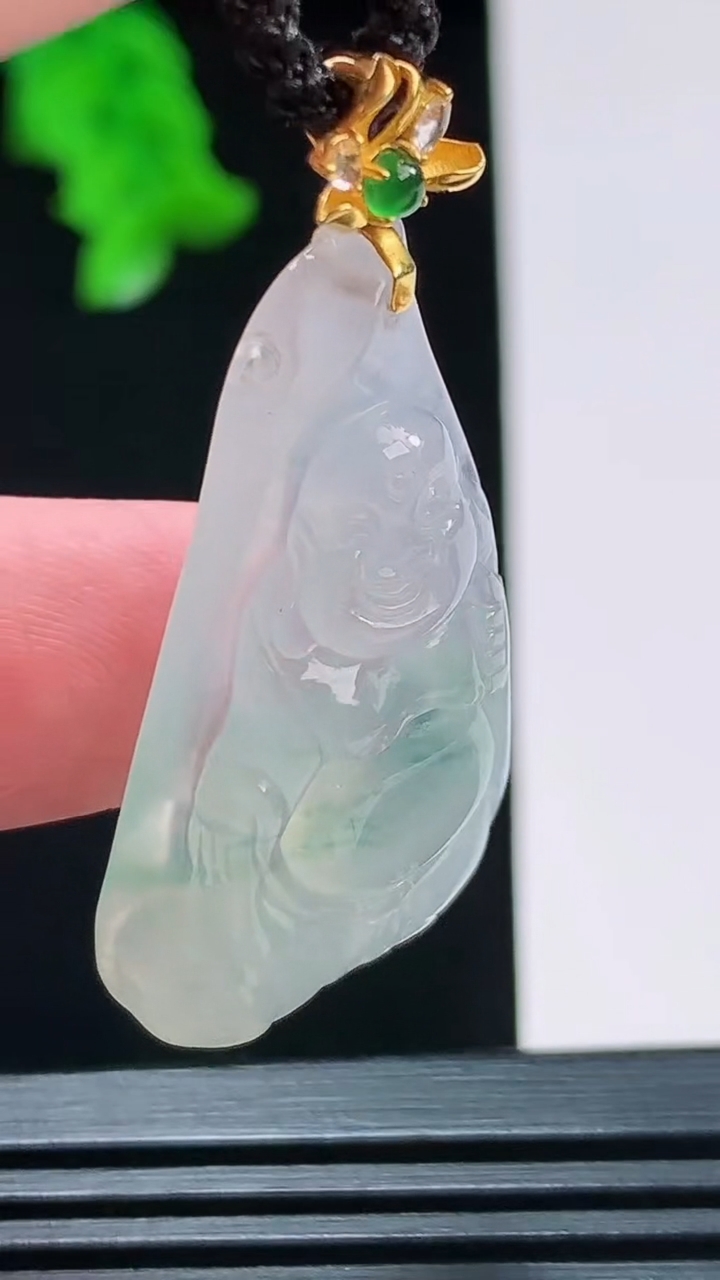 天然A货翡翠种飘花弥勒佛公吊坠，尺寸35.4-19.9-7.1重量:7.51g
8月27日