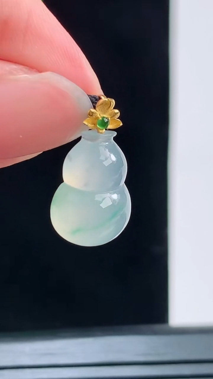 天然A货翡翠葫芦吊坠，尺寸14.4-10.1-6重量:1.55g
8月27日