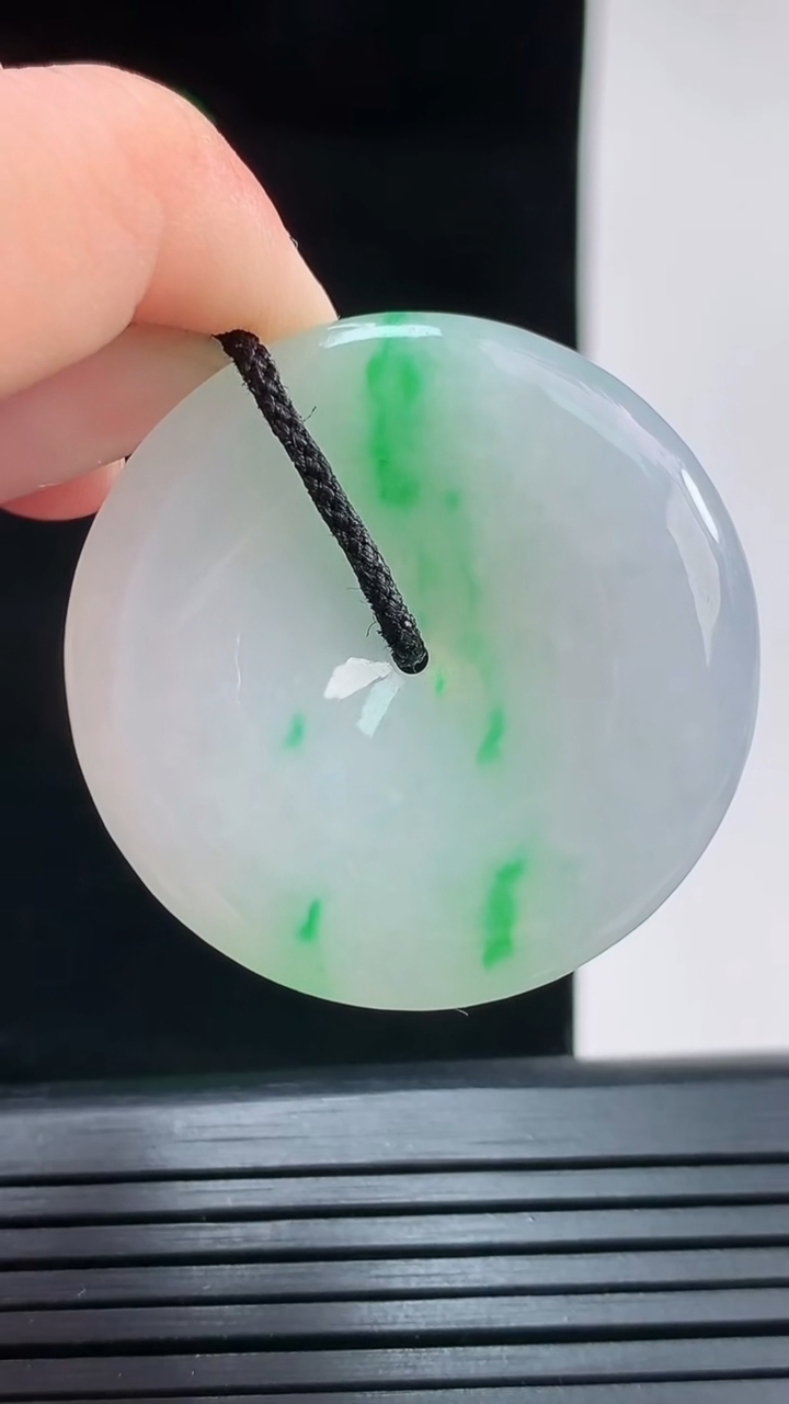 天然A货翡翠平安扣吊坠，尺寸34.2-5.6重量:14.17g
8月27日