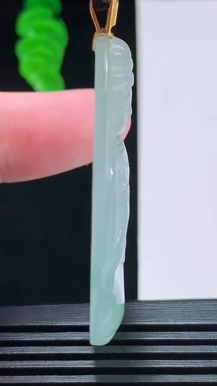 天然A货翡翠观音菩萨吊坠，尺寸49.2-30.4-5.4重量:14.19g
8月27日