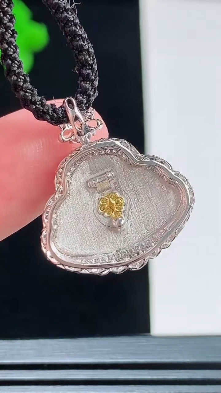 天然A货翡翠佛公吊坠，尺寸23-20-6.7裸石12-17.7重量:2.53g
8月27日