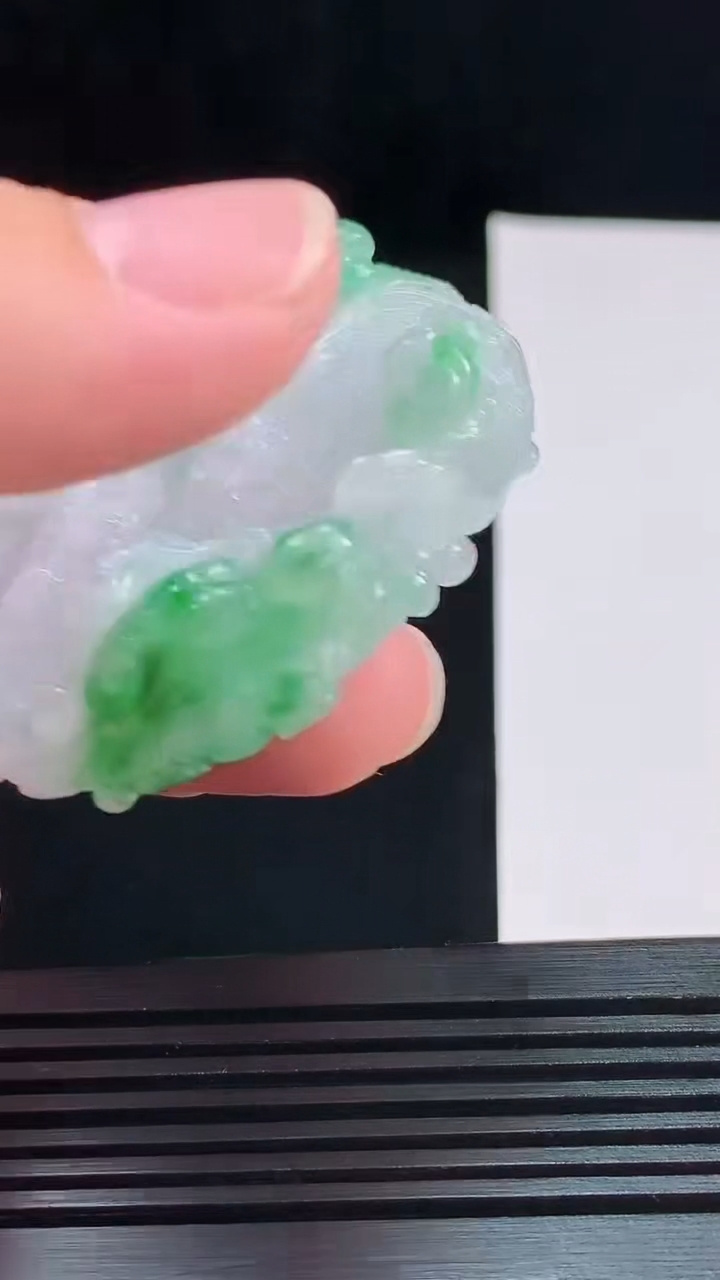 天然A货翡翠龙牌吊坠，尺寸49.9-10.4重量:50g
8月27日