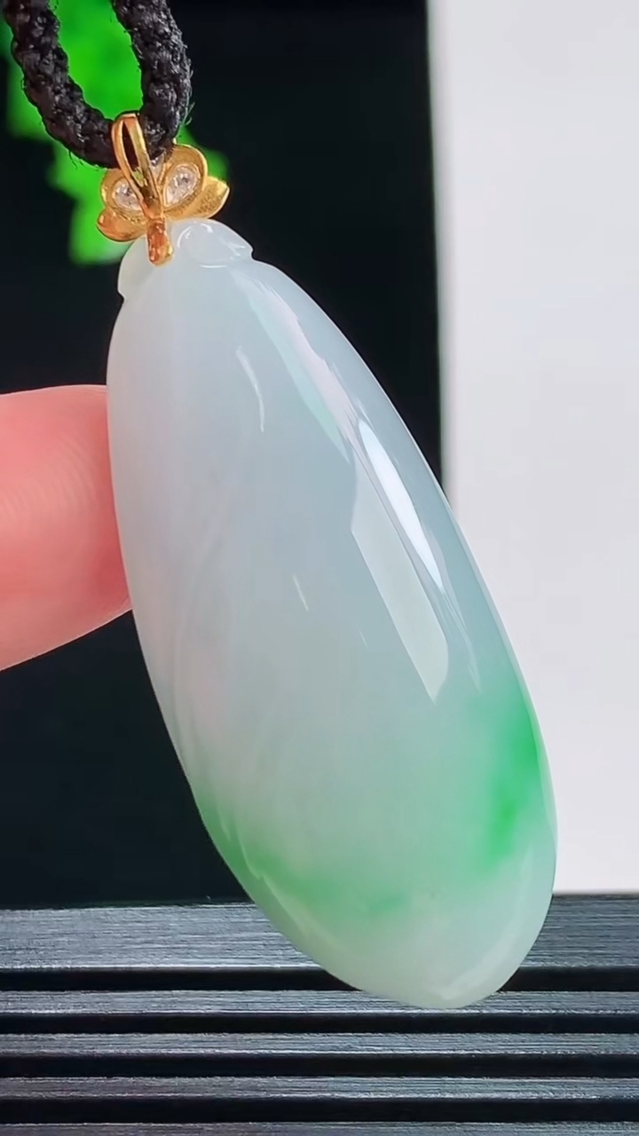 天然A货翡翠福瓜吊坠，尺寸40.8-16.9-9.9重量:11.67g
8月27日