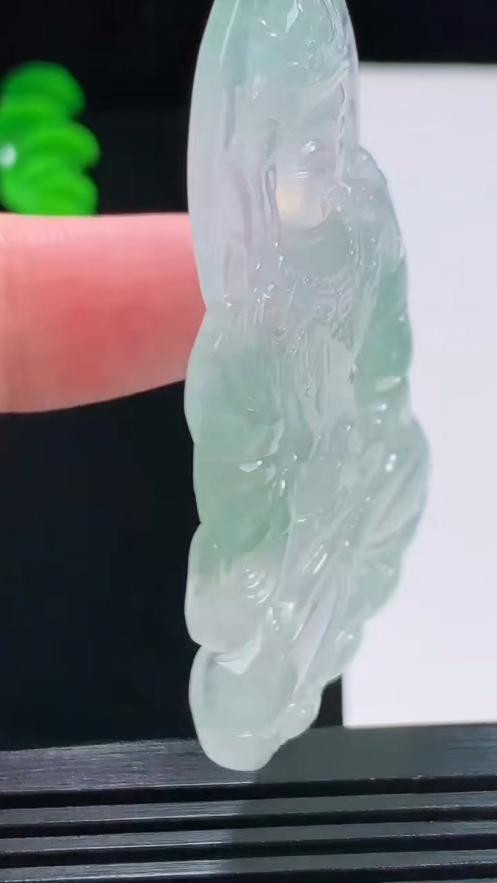 天然A货翡翠种飘花度母观音菩萨吊坠，尺寸63.3-39.2-5.5重量:22.65g
8月27日