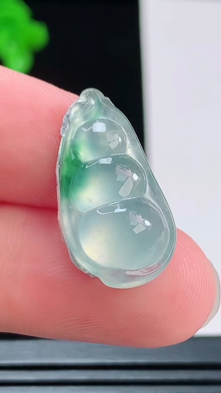天然A货翡翠福豆镶嵌件，尺寸24.3-12.7-5.6重量:2.00g
8月27日
