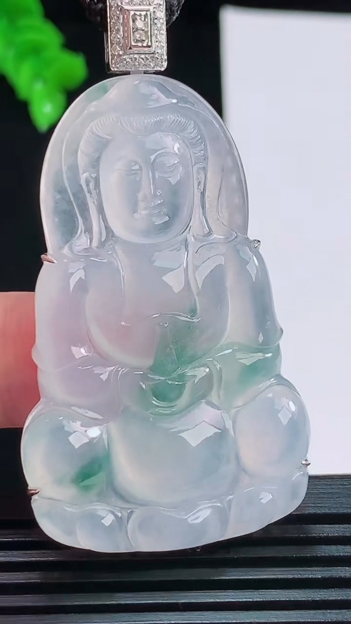 天然A货翡翠正装观音菩萨吊坠，尺寸50.1-31.4-7.4重量:16.01g
8月27日