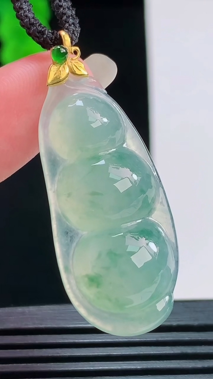 天然A货翡翠种飘花福豆吊坠，尺寸38-17.2-5.8重量:5.65g
8月27日