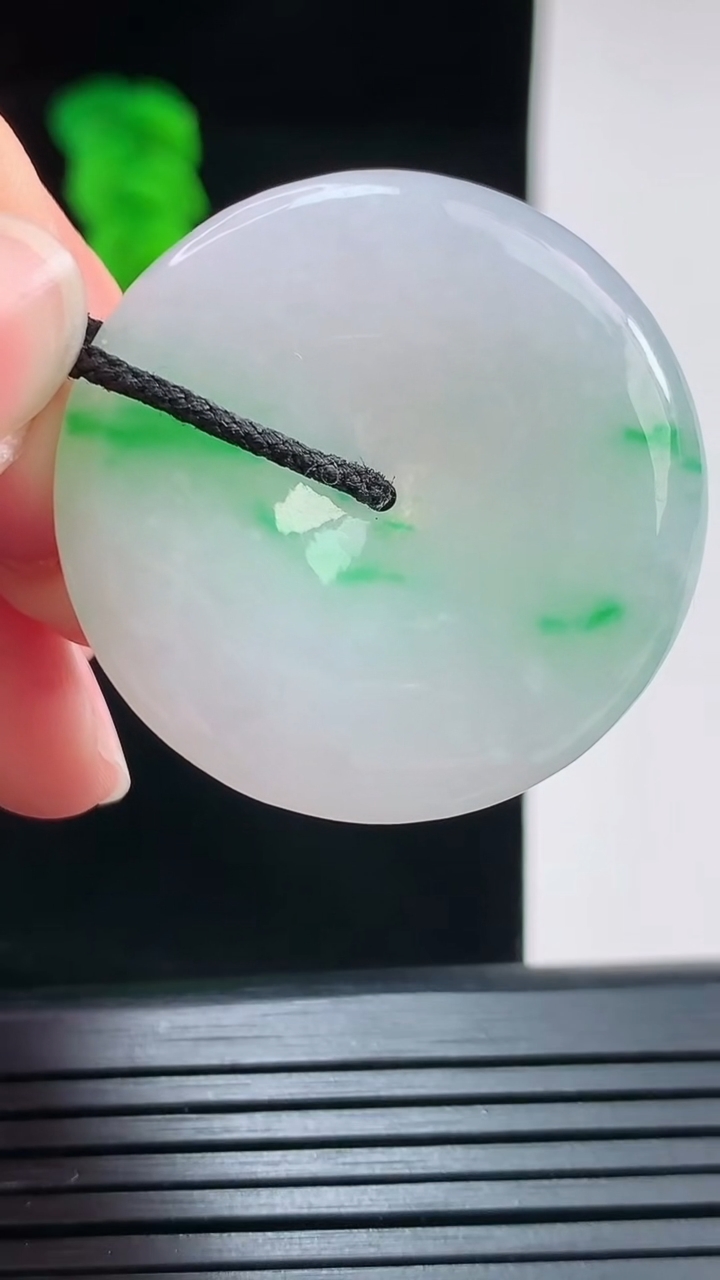 天然A货翡翠平安扣吊坠，尺寸34.2-5.6重量:14.17g
8月27日
